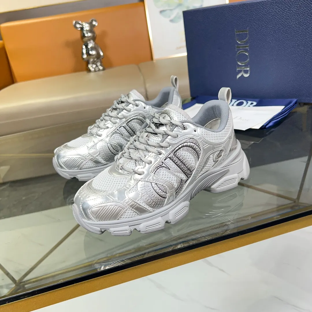 Men's Men's Shoes 💰500 [New Style] 🛠️🛠️Dior-Dior Chrono sneakers are a new product in the 2024 autumn ready-to-wear series, reinterpreting running shoes in Dior's high-end style. Crafted from beige mesh with laminated leather-effect panels in gold and silver tones, it's highlighted by CD logos on the sides, a star patch on the tongue and a Dior logo on the heel. Featuring tri-color laces, a lightweight sole and star embellishments for a casual look for any season. Size: Female size 35-41 (Female size 41 and 42 can be customized) Male size 39-44 (45/46 can be customized) Color: white, pink, gold, silver, black